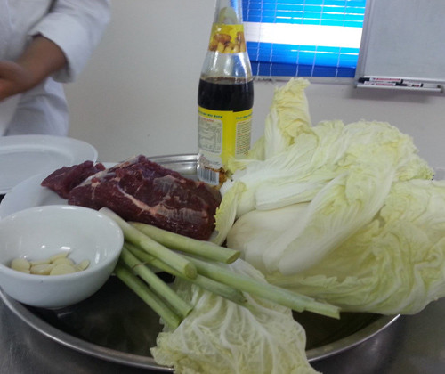 Nguyên liệu món thịt bò xốt xì dầu.