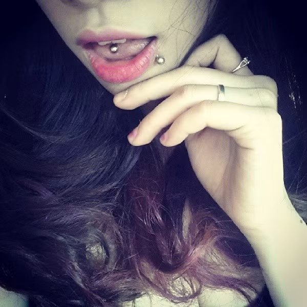 Khuyên lưỡi và môi của My. Cô cũng gặp không ít phiền toái với thú chơi này.