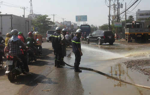 Hàng trăm người đi đường một phen choáng váng vì mùi và khói của hóa chất nồng nặc trên quốc lộ 13.