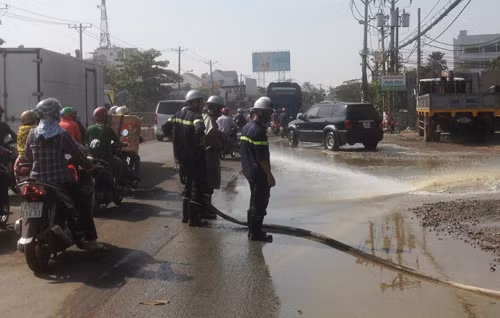 Hàng trăm người đi đường một phen choáng váng vì mùi và khói của hóa chất nồng nặc trên quốc lộ 13.