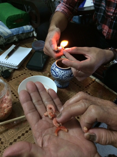 Khi đốt trên lửa, tôm khô có mùi khét.