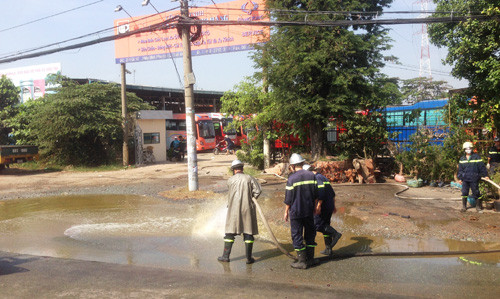 Lực lượng cảnh sát PCCC đến hiện trường giải quyết sự cố.