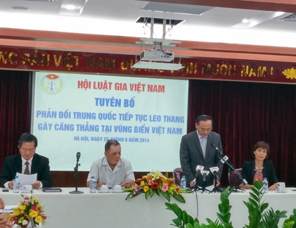 Ông Nguyễn Văn Quyền - Phó chủ tịch Hội Luật gia Việt Nam đọc tuyên bố phản đối Trung Quốc tiếp tục leo thang, gây căng thẳng tại vùng biển Việt Nam.