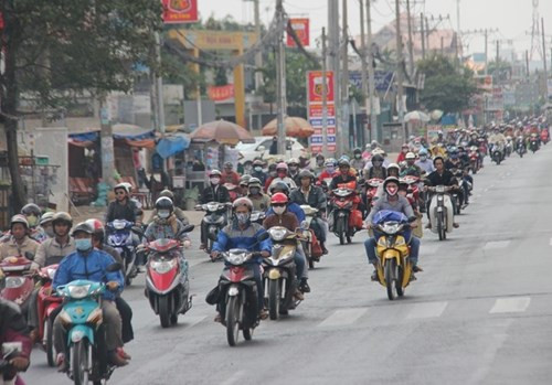 Trong khi đó, tại cửa ngõ phía Tây, hàng nghìn xe máy từ các tỉnh Cần Thơ, Vĩnh Long, Bến Tre, Long An, Tiền Giang, Kiên Giang, Đồng Tháp... ào ạt đổ về Sài Gòn suốt từ trưa đến chiều tối.