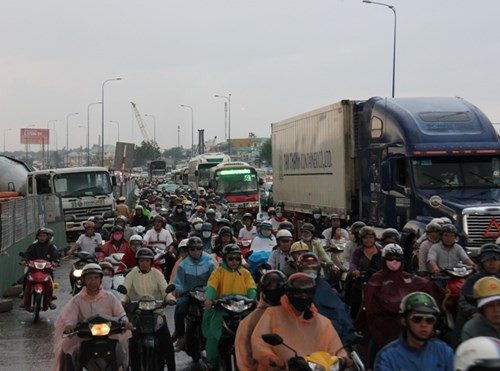 Còn tại miền nam, từ chiều nay, tại cửa ngõ phía đông bắc TP HCM, dòng người và xe ào ạt đổ về đây. Tình trạng ùn tắc chỉ xảy ra cục bộ tại khu vực cầu vượt Suối Tiên (quận Thủ Đức) do hàng rào công trình thi công tuyến đường sắt đô thị.