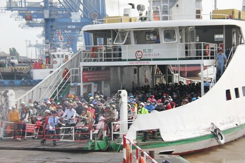 Khu vực bến phà Cát Lái (đón người dân từ các tỉnh Đồng Nai, Bà Rịa- Vủng Tàu qua bờ Nhơn Trạch trở lại TP HCM) cũng đông kín người.