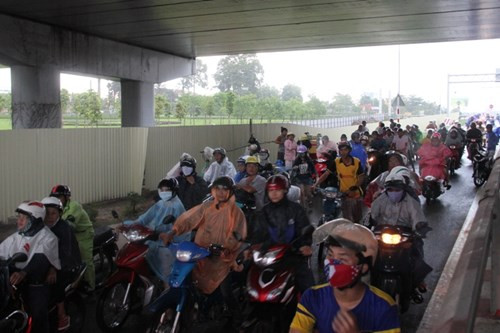 ... nên nhiều người dừng lại dưới gầm cầu vượt để trú mưa...