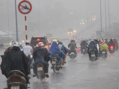 Dù vậy, cơn mưa đầu mùa rất lớn và kéo dài đã khiến hàng nghìn người điều khiển xe máy ướt sũng, tầm nhìn bị hạn chế đáng kể...