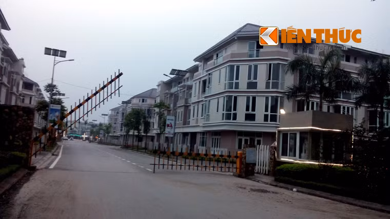 Bên đường 70 đoạn cạnh ngã tư Canh, Hà Nội, xuất hiện hàng trăm biệt thự liền kề rất hoành tráng và đẹp mắt.