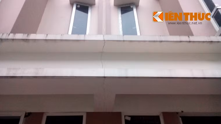 ... thậm chí nhiều bức tường xuất hiện những vết nứt đáng lo ngại.