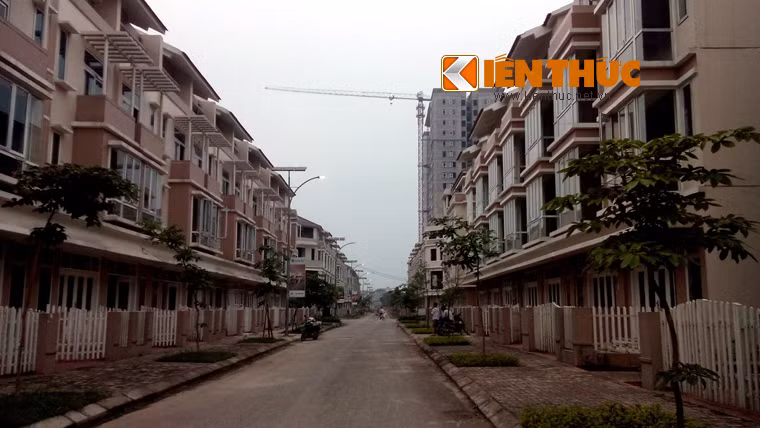 ... Tuy nhiên, ít ai ngờ rằng nơi này vẫn chưa có người đến ở, khiến cơ sở hạ tầng ngày càng xuống cấp trầm trọng.