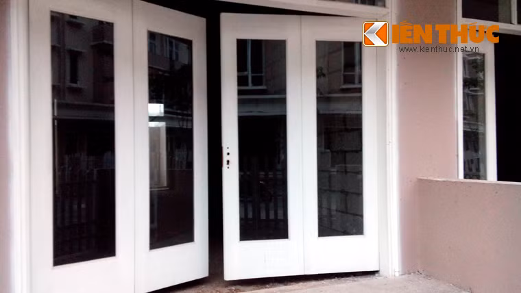 Không người ở cũng khiến các trang thiết bị của biệt thự bị cũ mòn và hỏng hóc. Trong ảnh là những cánh cửa bị hư hỏng.