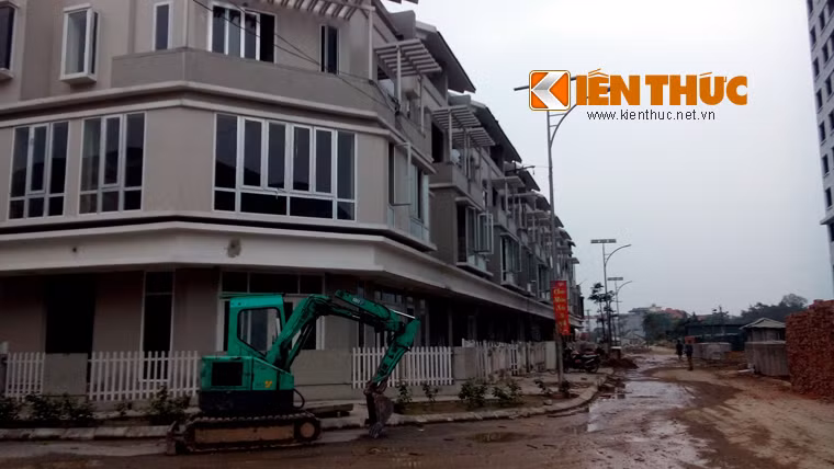 Lối đi lầy lội trái ngược hẳn với sự hào nhoáng bên ngoài.