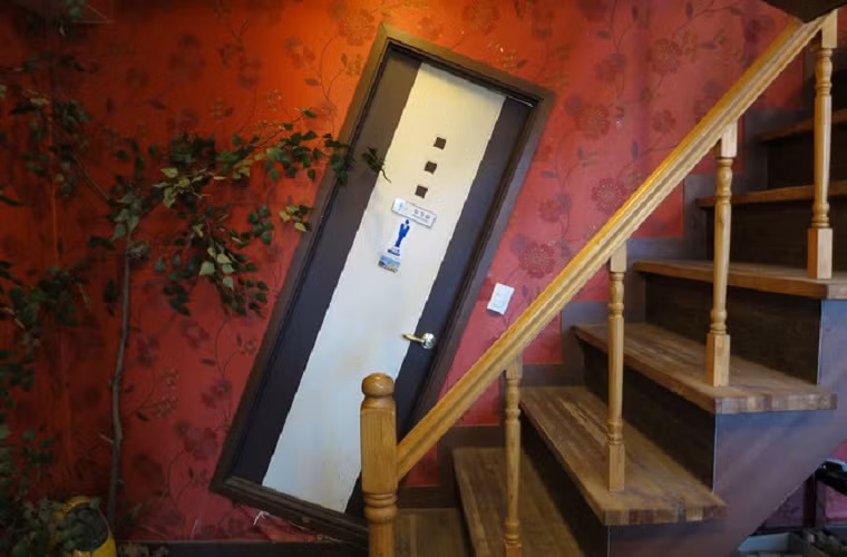 Những người khách du lịch cho biết : "Bước vào một phòng vệ sinh nghiêng ngả như thế này là một trong những kinh nghiệm kỳ lạ nhất chúng tôi từng có."