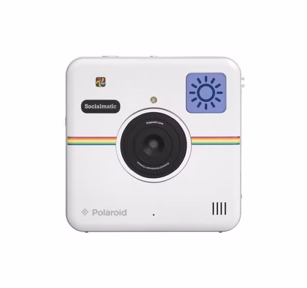 Chiếc máy ảnh nặng khoảng 544g và có một ống kính 14 megapixel phía trước và một ống kính 2 megapixel để chụp ảnh self-life ở phía sau. Kích thước máy ảnh là 5,1 x 7,6 cm và hình ảnh được in ra với một nút nhấn.