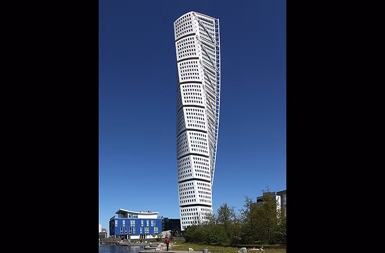 Tòa nhà này nằm ở Malmo, thành phố đông dân thứ 3 của Thụy Điển. Được xây dựng bởi kiến trúc sư người Tây Ban Nha Santiago Calatrava, tòa nhà này xoắn này có 54 tầng với 147 căn hộ. Nó được gọi là "Turning Torso " và làm ta liên tưởng về một con mèo đang nằm dài.