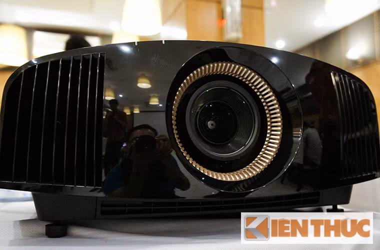 Một sản phẩm "hot" khác cũng có mặt là VW500ES. Đây là mẫu máy chiếu 4K tầm trung của Sony, được bán với giá 289 triệu đồng tại Việt Nam.