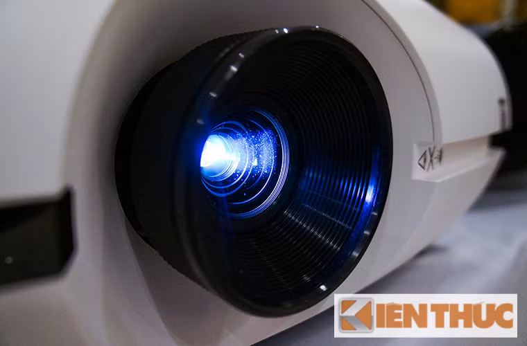 Barco PFWU-51B sử dụng công nghệ DLP với độ sáng đạt 4.600 lumen.