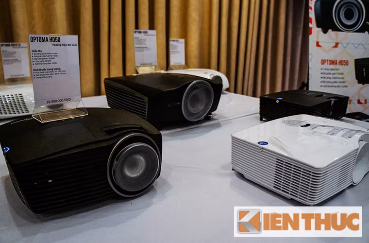 Các dòng máy chiếu thuộc phân khúc trung và sơ cấp của Optoma.