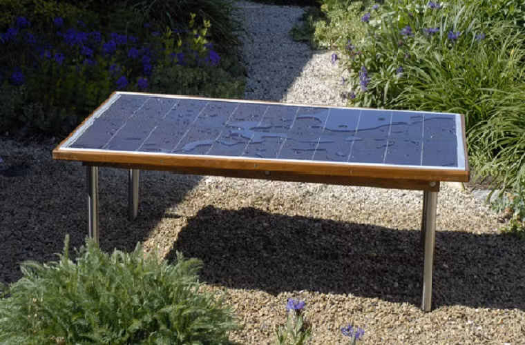 Pin năng lượng mặt trời di động có giá 2.200 USD. "Cục" pin này sẽ được sạc đầy điện khi được đặt dưới ánh nắng mặt trời trong 4 giờ. Sau đó, bạn có thể sử dụng như một chiếc bàn làm việc đồng thời cung cấp điện cho các thiết bị như điện thoái, máy tính...