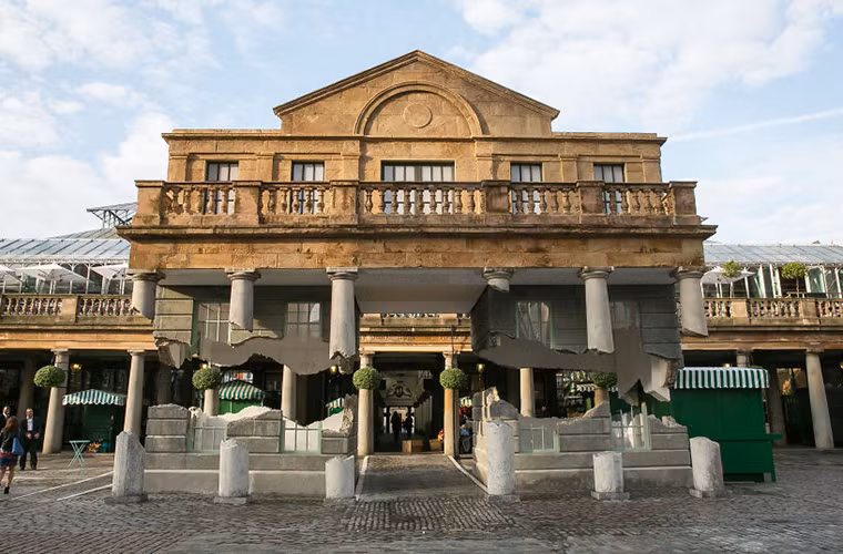 Thực ra tòa kiến trúc kỳ diệu này là một ảo ảnh được dàn dựng công phu của nghệ sĩ và nhà thiết kế Alex Chinneck.