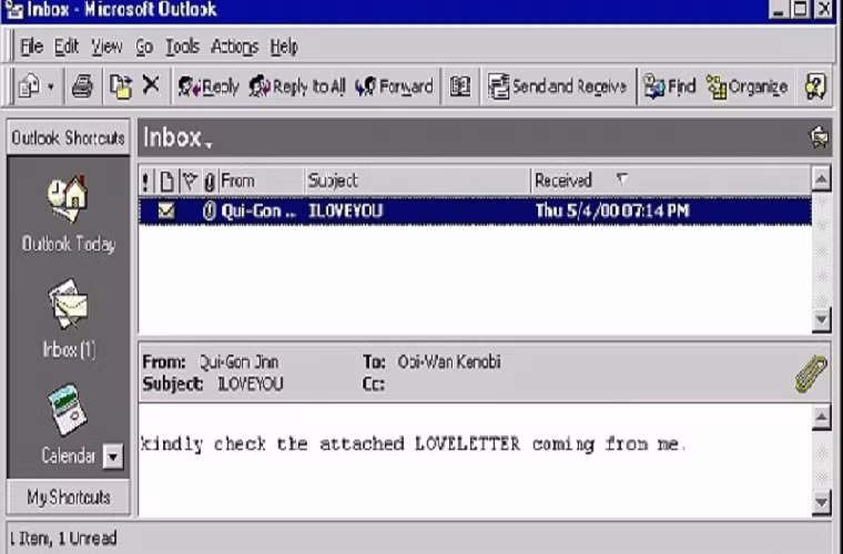 Mac ít bị nhiễm mã độc và virus hơn. Apple cũng đang điều khiển quá trình cài đặt phần mềm trên Mac OS thông qua một chợ ứng dụng trực tuyến (tương tự như iOS) – một mô hình mà Microsoft chưa thể bắt kịp với Windows Store.