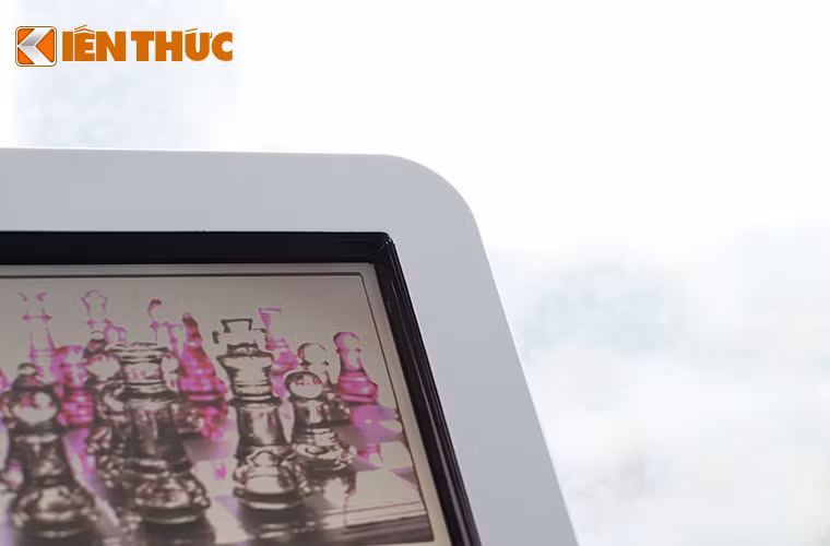 Màn hình được thiết kế với viền trắng, phảng phất phong cách của Apple.