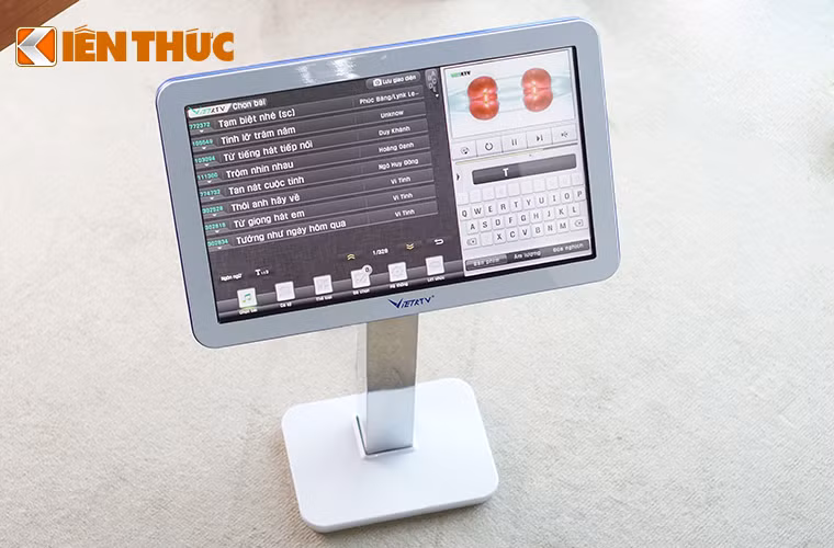 Thông qua giao diện trên màn hình cảm ứng hoặc trên nền web, người dùng có thể dễ dàng tìm kiếm và lựa chọn bài hát. Các thông tin về ca sĩ và bài hát cũng hiển thị trực quan hơn.