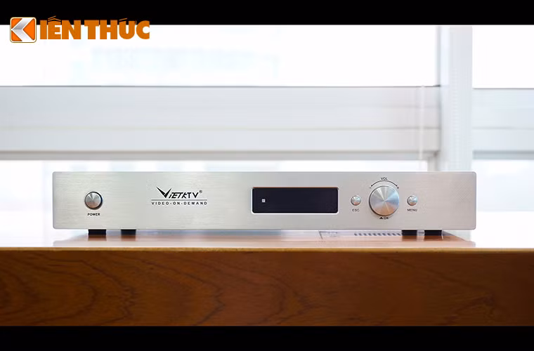 Lấy cảm hứng thiết kế từ Moon Audio, trong đó đề cao tính đơn giản và sự tiện lợi.