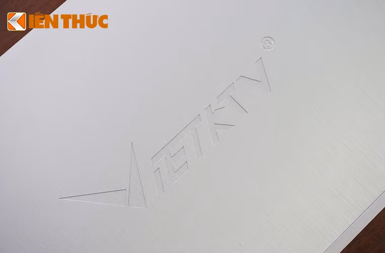 Logo VietKTV được khắc chìm ở mặt trên.