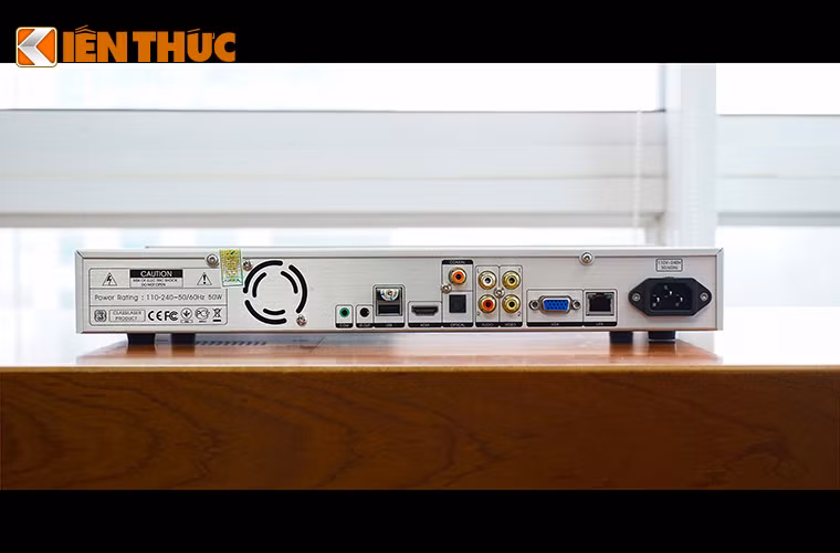 Mặt sau đầy đủ các kết nối nghe nhìn cơ bản.