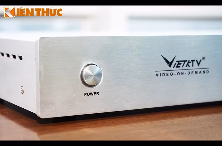 Nút nguồn được bố trí ở góc đối diện với núm âm lượng.