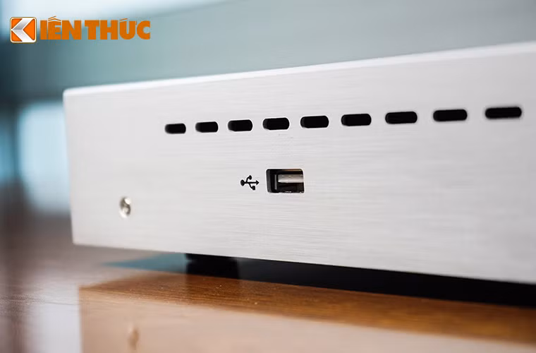 Cổng USB dùng để mở rộng không gian lưu trữ. Ngoài ra, VietKTV cũng phát triển một nền tảng điều khiển dựa trên trình duyệt web, cho phép người dùng có thể kiểm soát các tính năng karaoke thông qua máy tính, laptop, điện thoại, máy tính bảng...