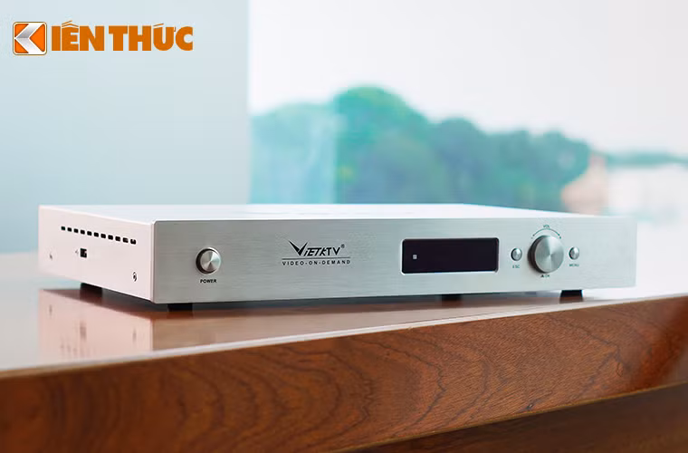 “Đám mây” không phải là một khái niệm quá xa lạ, tuy nhiên, việc phát triển nền tảng “đám mây” dành cho karaoke thì chưa có tiền lệ bao giờ. Để sử dụng khai thác kho dữ liệu đám mây người dùng sẽ cần tới đầu phát karaoke và màn hình cảm ứng.