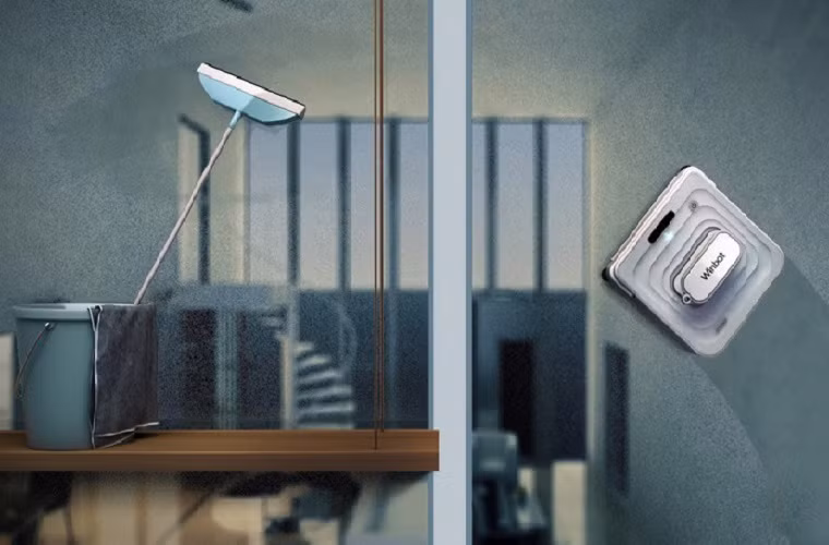 Robot lau kính tự động Winbot có giá 400 USD. Đơn giản chỉ cần chọn chế độ làm sạch, gắn Winbot vào một cửa kính, các công cụ tự động trong nó sẽ xác định kích thước của thủy tinh và "bản đồ" để lau sạch tấm kính. Robot được thiết kế có đầy đủ các thao tác lau kính thông thường: phun, bọt, chùi, lau và lau khô.