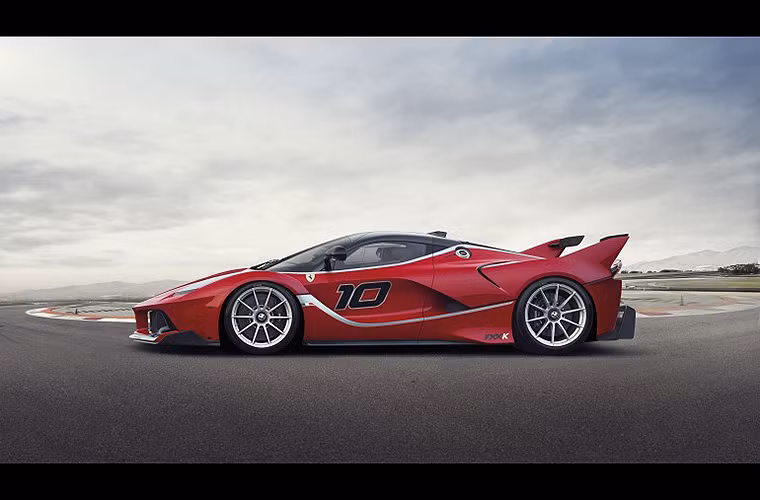 FXX K là xe hybrid đầu tiên của Ferrari. Trong đó, hậu tố K nhằm ám chỉ đến hệ thống hồi phục động năng KERS được sử dụng để bổ sung năng lượng pin, qua đó tạo ra sức mạnh lên tới 187 mã lực cho động cơ điện.