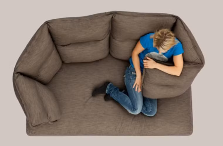 Ai có thể cưỡng lại một cái ôm từ ghế sofa? Nó thật hoàn hảo khi bạn đang tìm kiếm thêm một chút thoải mái và xung quanh không có ai. Sản phẩm này được thiết kế bởi Inga Sempé.