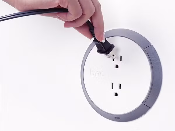Ổ cắm điện Brio có thể phân biệt các ngón tay của một đứa trẻ và một thiết bị điện.
