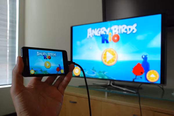 Cáp HDMI có thể truyền tải nhiều nội dung lên TV.