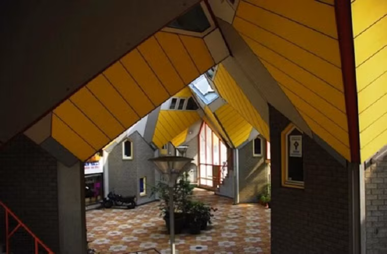 Một góc chụp khác từ dưới lên của ngôi nhà Cube.