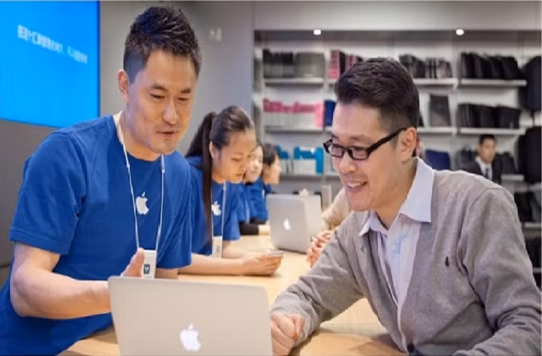 Máy Mac có dịch vụ chăm sóc khách hàng tốt hơn. Dịch vụ bảo hành hỗ trợ Genius Bar của Apple được coi là một bước tiến đáng chú ý trong ngành bán lẻ. Do Windows trải dài trên nhiều phần cứng khác nhau, chất lượng chăm sóc khách hàng do các cửa hàng/nhà phân phối/hãng sản xuất là không đồng đều.