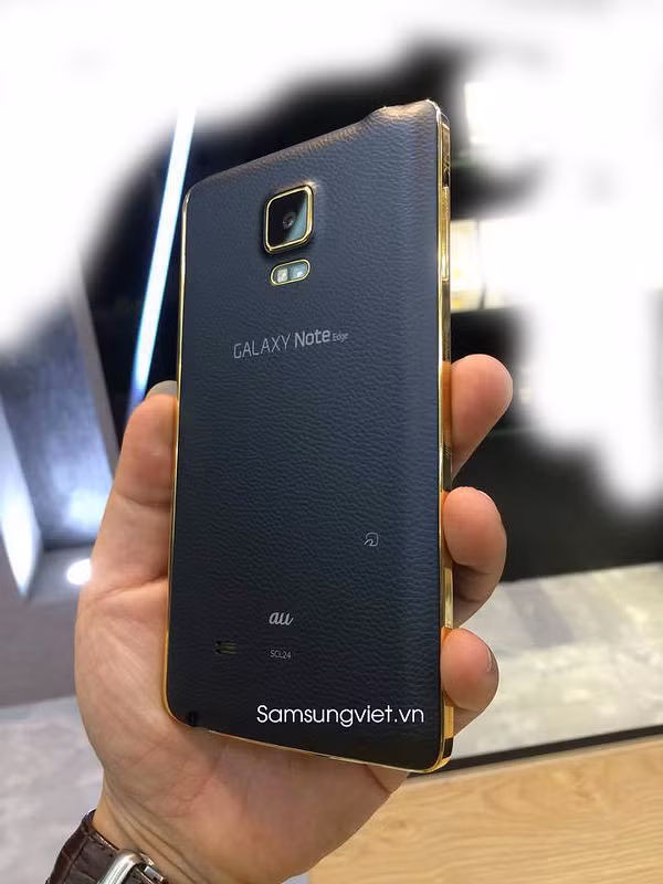 Một điểm khác của phiên bản sang trọng này là có một chữ "au" tinh tế được viết ở phần lưng, đó là ký hiệu hóa học của vàng. Và vì lý do nó quá đắt tiền, nên đây sẽ là một phiên bản khá hạn chế về số lượng.