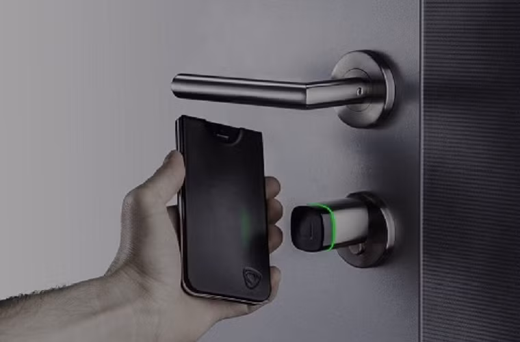 Khóa CalypsoKey được bán với giá 128 USD. CalypsoKey đã thiết kế bộ ổ - khóa sử dụng công nghệ giao tiếp tầm ngắn (NFC) giữa thiết bị di động và một thiết bị tương thích khác thông qua hệ thống ăng-ten mỏng. Bạn chỉ cần đưa đủ gần chiếc điện thoại và ổ khóa, kích hoạt tính năng trên phần mềm cái sẵn để mở khóa mà chẳng cần phải sờ tới chùm chìa khóa trong túi.