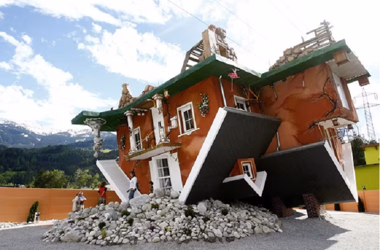 Tòa nhà này ở Terfens, Áo. Thị trấn Terfens trở nên nổi tiếng nhờ ngôi nhà lộn ngược này.