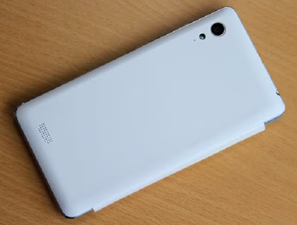 Máy trang bị camera sau 8 megapixel