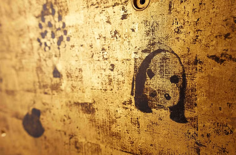 Các hoa văn được trang trí theo phong cách cổ đại.