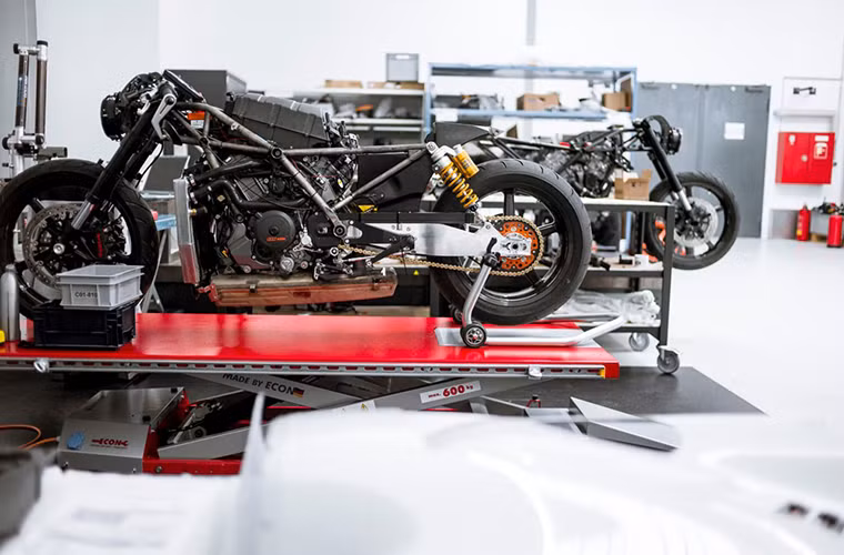 Mâm sau nhỏ hơn mâm trước với kích thước chỉ 17 inch. Cả hai đều được chế tạo từ sợi carbon bởi BST.