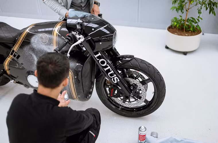 Các linh kiện cao cấp khác bao gồm thắng đĩa Brembo và phuộc nhún Ohlins.