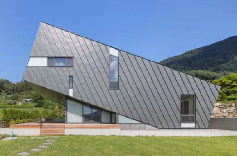 Ngôi nhà có tên Leaning House được đặt trên một sườn đồi gần hồ Chungpyong, Hàn Quốc. Các kiến ​​trúc sư thiết kế đã quyết định xây nghiêng nó như là một cách để tăng tối đa tiếp xúc với ánh sáng mặt trời phía Nam.