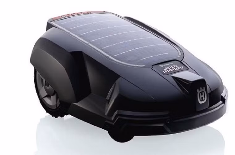 Máy cắt cỏ thông minh Husqvarna Automower có giá 3000 USD. Máy cắt cỏ sử dụng năng lượng mặt trời này có thể tự hoạt động thông qua hệ thống cảm biến đặt ở trước và hai bên. Không cần phải có người điều khiển, Husqvarna Automower có thể tự biết chỗ nào cỏ mọc cao để cắt. Một lần sạc đấy pin, máy có thể cắt hết hơn 640 m3 vườn nhà bạn.